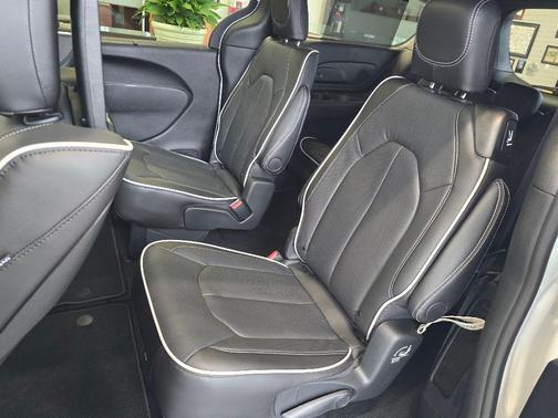 Bright White Clearcoat 2026 Chrysler Pacifica Limited