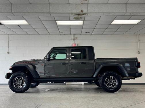 Granite Crystal Metallic Clearcoat 2024 Jeep Gladiator Mojave