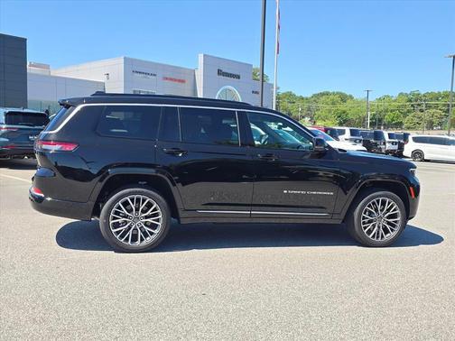 Diamond Black Crystal Pearlcoat 2026 Jeep Grand Cherokee L Summit