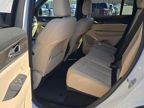 Bright White Clearcoat 2026 Jeep Grand Cherokee Limited