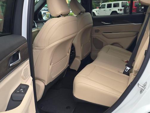 Bright White Clearcoat 2026 Jeep Grand Cherokee Limited