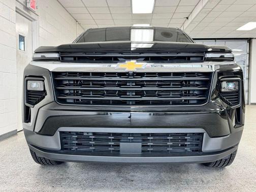 Mosaic Black Metallic 2024 Chevrolet Traverse LS