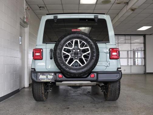 2024 Jeep Wrangler 4-Door Sahara 4x4