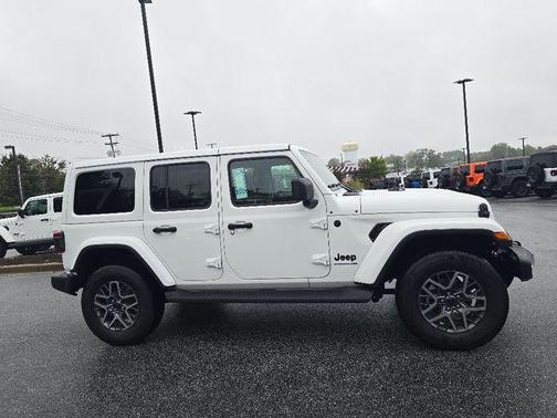 2025 Jeep Wrangler 4-Door Sahara 4x4