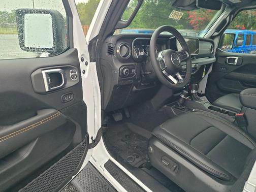 Bright White Clearcoat 2025 Jeep Wrangler 4-Door Sahara 4x4