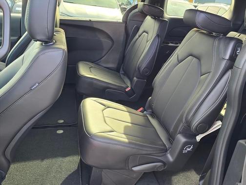 Diamond Black Crystal Pearlcoat 2026 Chrysler Pacifica L