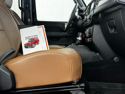 Black Clearcoat 2023 Jeep Gladiator Rubicon