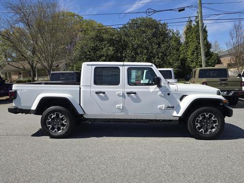 Bright White Clearcoat 2026 Jeep Gladiator Sahara 4x4