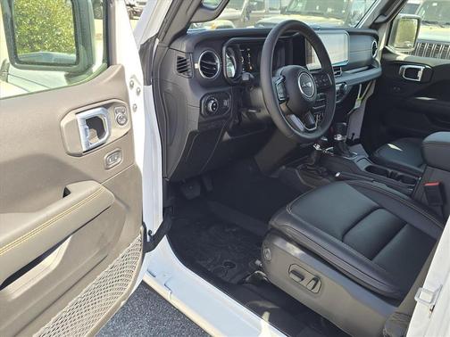 Bright White Clearcoat 2026 Jeep Gladiator Sahara 4x4