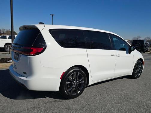 Bright White Clearcoat 2026 Chrysler Pacifica L