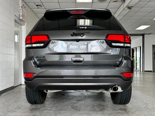 Granite Crystal Metallic Clearcoat 2021 Jeep Grand Cherokee Laredo