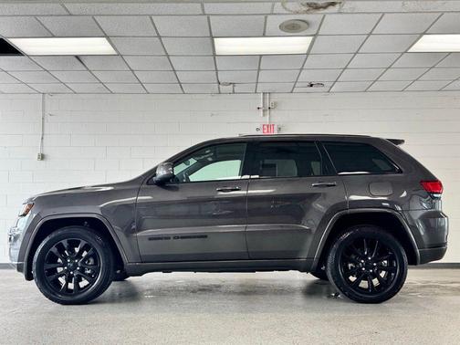 Granite Crystal Metallic Clearcoat 2021 Jeep Grand Cherokee Laredo