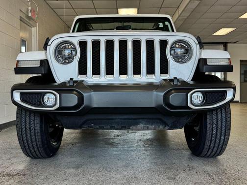 Bright White Clearcoat 2022 Jeep Wrangler Unlimited Sahara