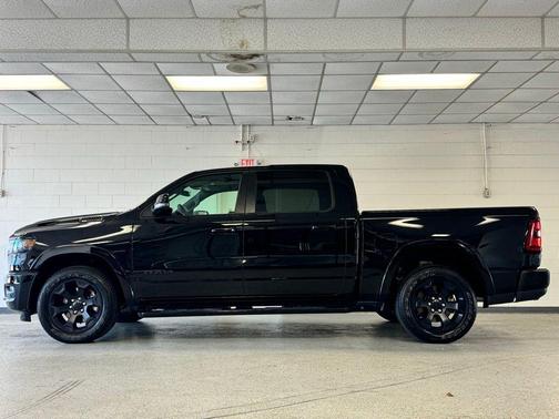 Diamond Black Crystal Pearlcoat 2025 RAM 1500 Big Horn/Lone Star