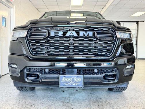 Diamond Black Crystal Pearlcoat 2025 RAM 1500 Big Horn/Lone Star