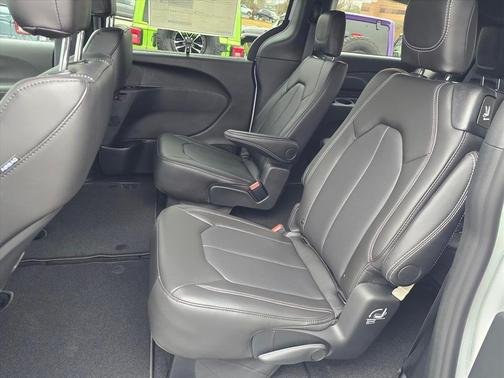Bright White Clearcoat 2026 Chrysler Pacifica L