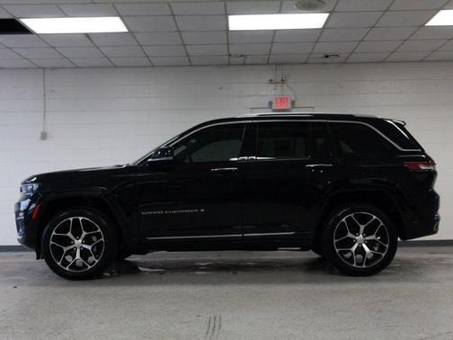 Diamond Black Crystal Pearlcoat 2023 Jeep Grand Cherokee Summit
