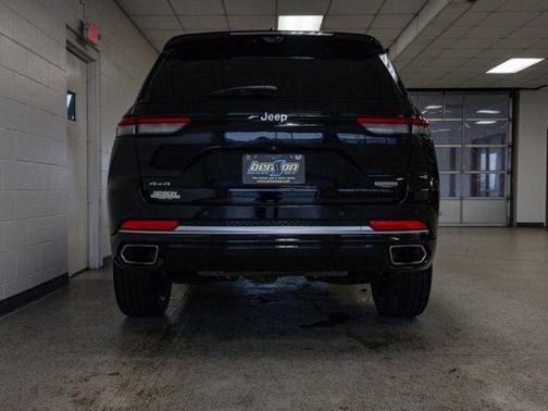 Diamond Black Crystal Pearlcoat 2023 Jeep Grand Cherokee Summit