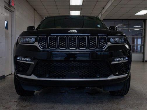 Diamond Black Crystal Pearlcoat 2023 Jeep Grand Cherokee Summit