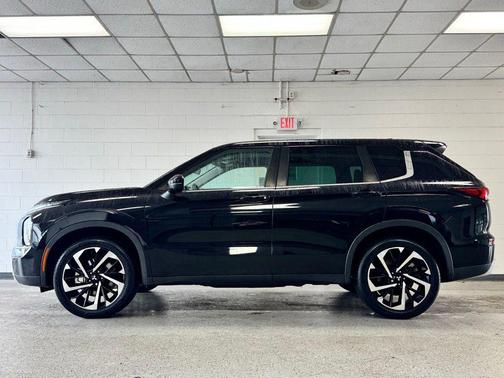 Labrador Black Pearl 2022 Mitsubishi Outlander SE