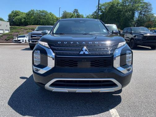 Labrador Black Pearl 2022 Mitsubishi Outlander SE