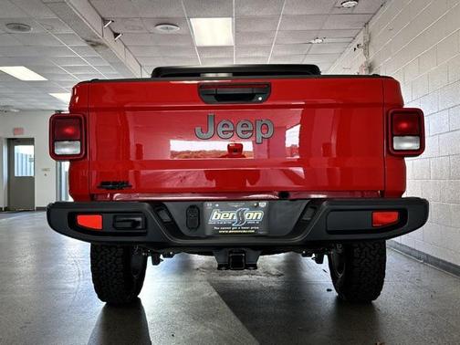 2022 Jeep Gladiator Sport S
