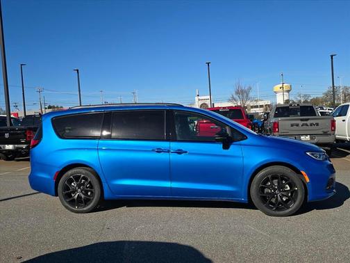 Hydro Blue Pearlcoat 2026 Chrysler Pacifica L