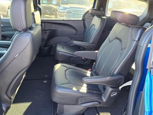Hydro Blue Pearlcoat 2026 Chrysler Pacifica L