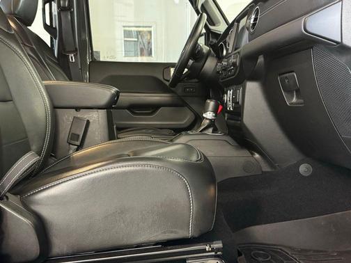 Sting-Gray Clearcoat 2022 Jeep Gladiator Overland