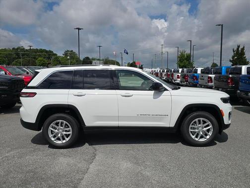 Bright White Clearcoat 2026 Jeep Grand Cherokee Laredo