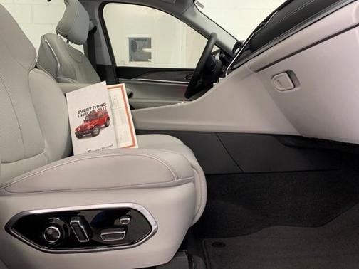 Photo 5 of 25 of 2022 Jeep Grand Cherokee L Overland