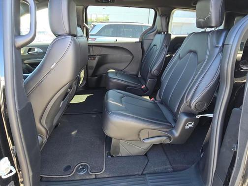 Diamond Black Crystal Pearlcoat 2026 Chrysler Pacifica L