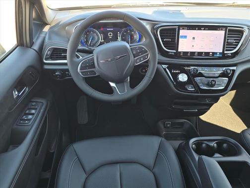 Diamond Black Crystal Pearlcoat 2026 Chrysler Pacifica L
