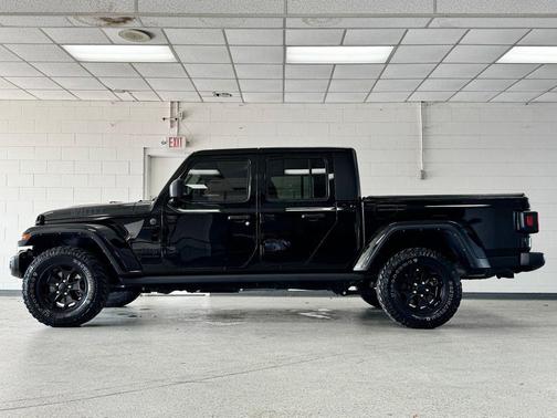 Black Clearcoat 2022 Jeep Gladiator Willys 4x4