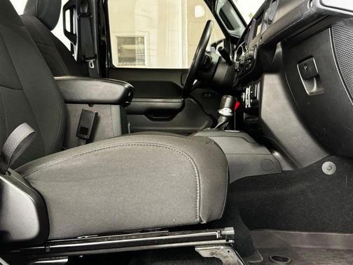 Black Clearcoat 2022 Jeep Gladiator Willys 4x4