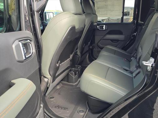 Black Clearcoat 2026 Jeep Gladiator Mojave X 4x4