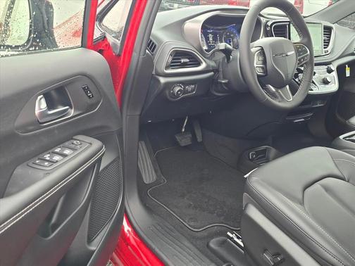 Red Hot Pearlcoat 2026 Chrysler Pacifica L
