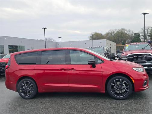 Red Hot Pearlcoat 2026 Chrysler Pacifica L