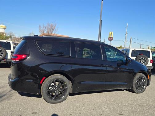 Diamond Black Crystal Pearlcoat 2026 Chrysler Pacifica L
