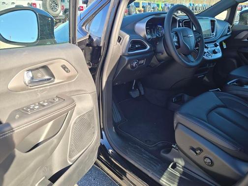 Diamond Black Crystal Pearlcoat 2026 Chrysler Pacifica L