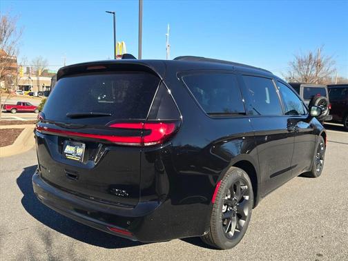 Diamond Black Crystal Pearlcoat 2026 Chrysler Pacifica L