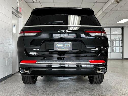 Diamond Black Crystal Pearlcoat 2023 Jeep Grand Cherokee L Overland