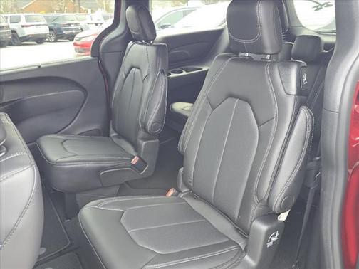 2025 Chrysler Voyager LX