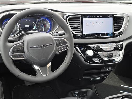 2025 Chrysler Voyager LX