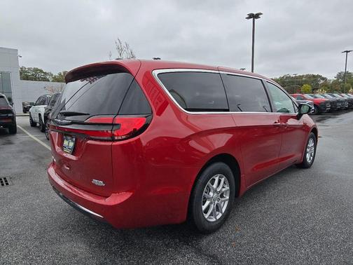 Red Hot Pearlcoat 2026 Chrysler Pacifica L