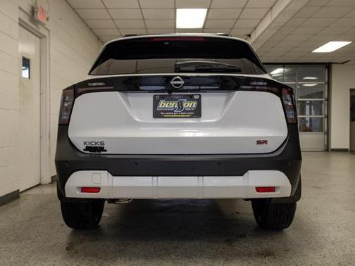 2025 Nissan Kicks SR