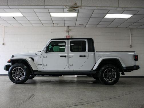 Bright White Clearcoat 2020 Jeep Gladiator Overland