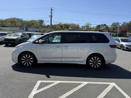 2020 Toyota Sienna XLE