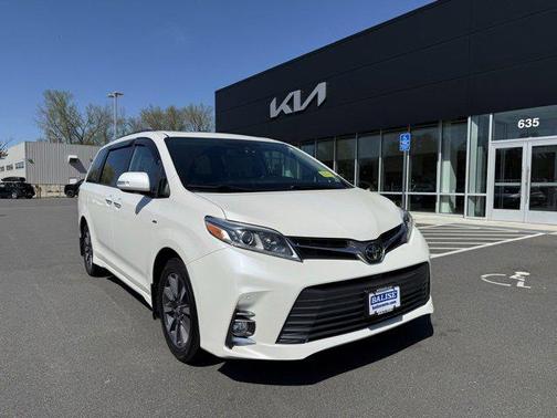 2020 Toyota Sienna XLE