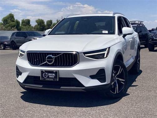 2025 Volvo XC40 B5 Core Bright Theme